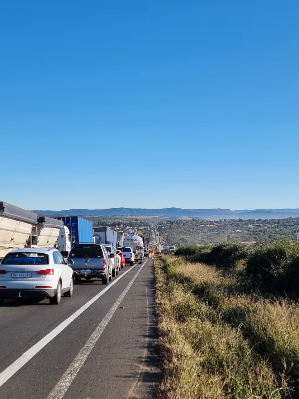 Truckers block N3 near Van Reenen’s Pass causing major traffic back-up